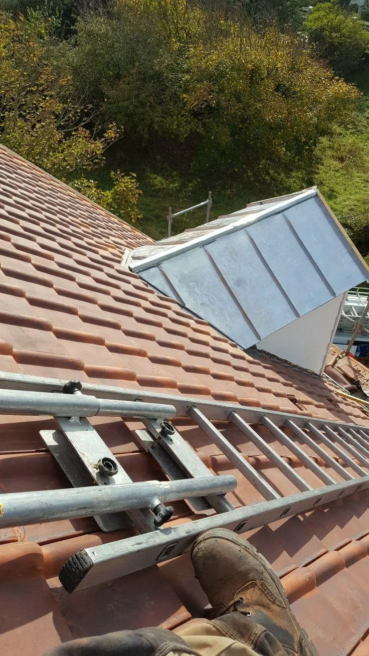 Habillage en zinc sur une toiture en tuiles